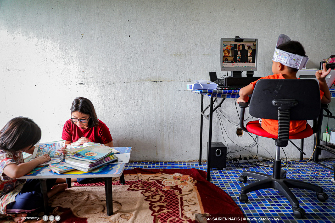 Terpaksa bergilir-gilir menggunakan gajet bagi keluarga yang mempunyai anak ramai. - SAIRIEN NAFIS/Foto Getaran, 22 Januari 2021