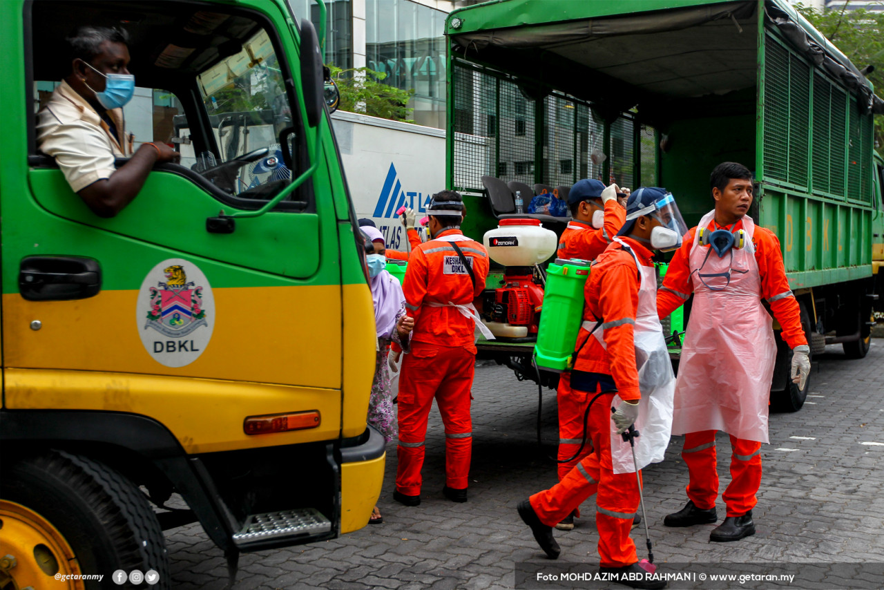 Usaha giat dijalankan oleh DBKL untuk melakukan sanitasi awam di kawasan tumpuan orang ramai. - AZIM RAHMAN/Foto Getaran, 29 Jan 2021