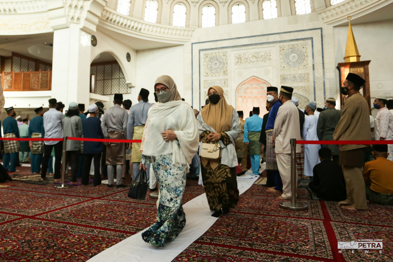 Raja Permaisuri Agong, Tunku Hajah Azizah Aminah Maimunah Iskandariah turut berkenan menunaikan solat sunat Aidilfitri di Masjid Wilayah Persekutuan. - Gambar oleh Nooreeza Hashim