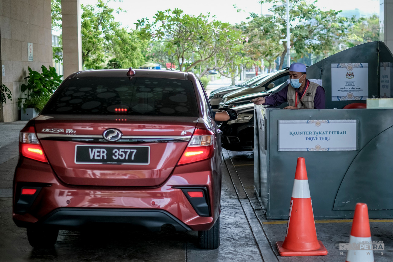 Konsep pandu lalu untuk pembayaran zakat fitrah yang dilaksanakan di Putrajaya. - Gambar oleh Abd. Razak Latif