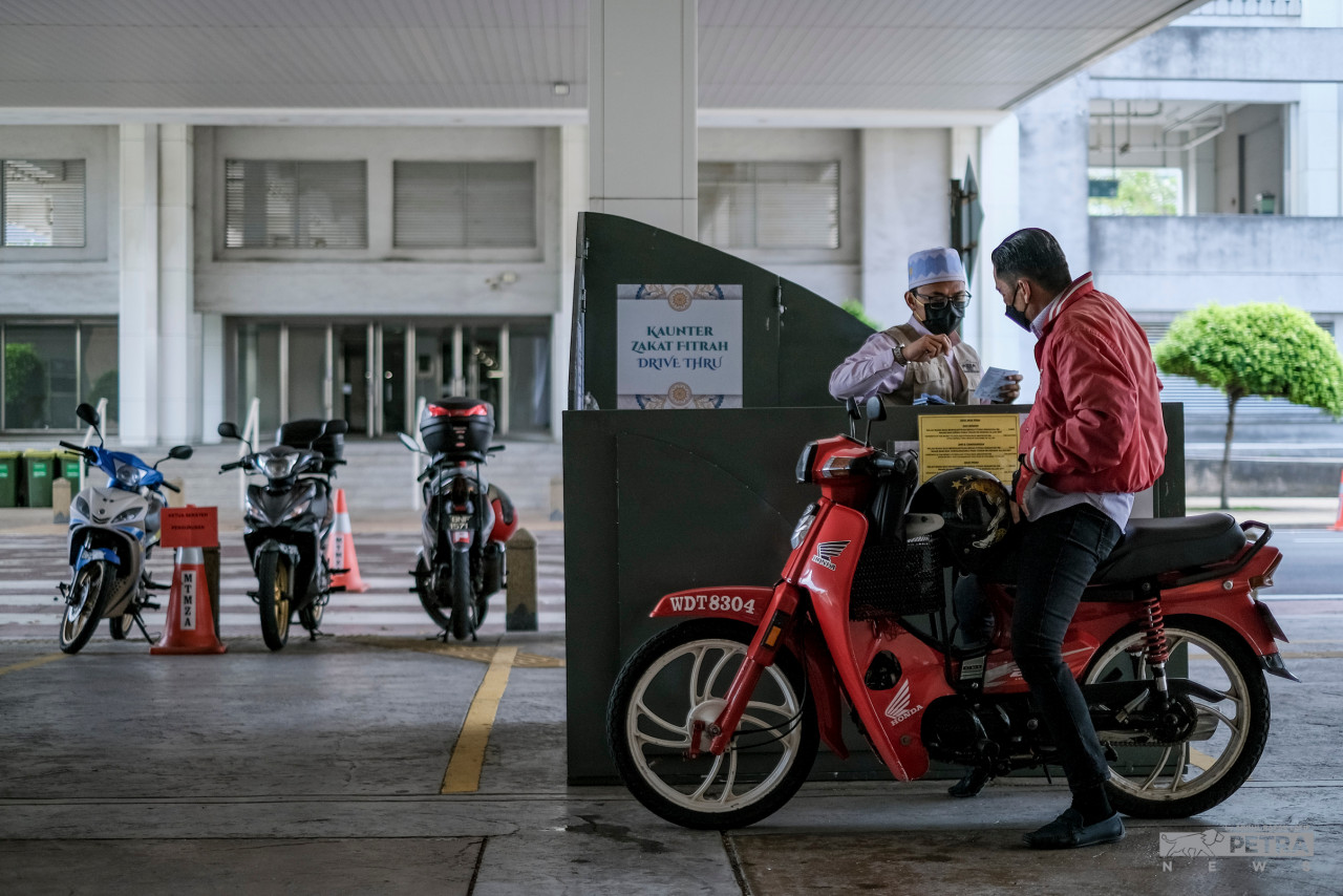 Kemudahan membayar zakat secara pandu lalu memudahkan semua pihak. - Gambar Abd. Razak Latif