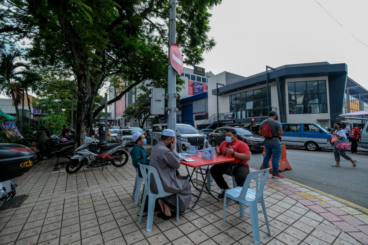 Tiada alasan bagi umat Islam untuk tidak membayar zakat fitrah kerana amil berada hampir di mana-mana. - Gambar oleh Abd. Razak Latif