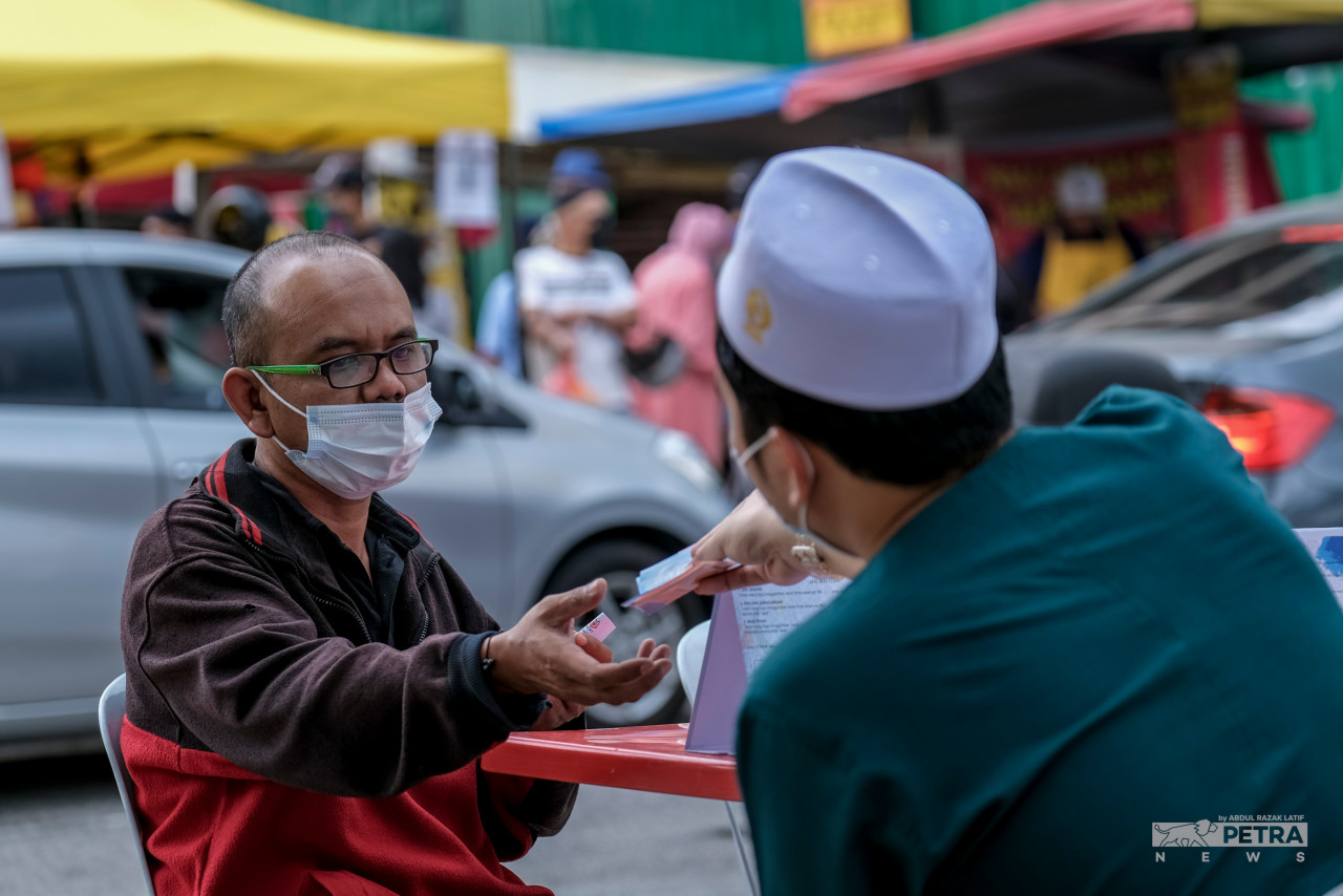 Proses membayar zakat fitrah sekarang amat mudah dan tidak memakan masa yang lama. - Gambar oleh Abd. Razak Latif