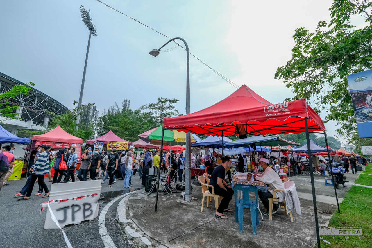 Selepas mendapatkan menu kegemaran untuk berbuka, umat Islam mengambil kesempatan untuk membayar zakat fitrah kepada amil yang ditugaskan. - Gambar Abd. Razak Latif