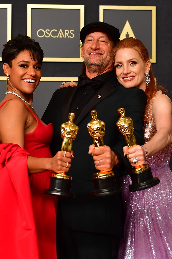 Ariana DeBose, Troy Kotsur, Jessica Chastain. Gambar: Frederic J. Brown, AFP