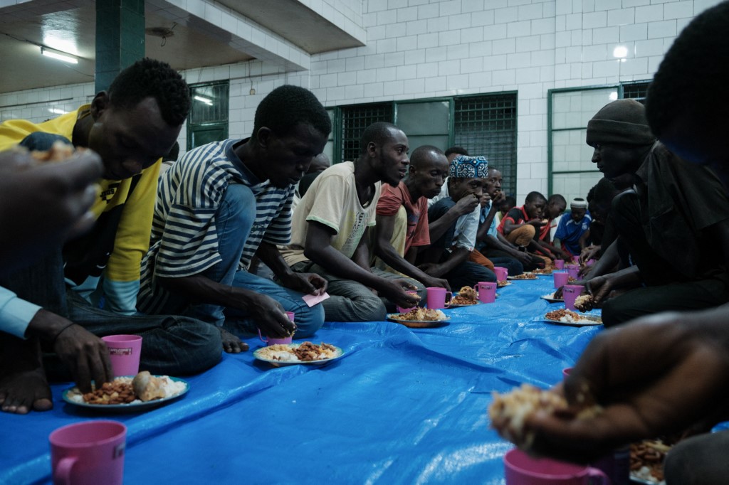 Sebahagian penduduk Islam di Burundi membuka puasa di Masjid Nun, di Bujumbura. - Gambar AFP