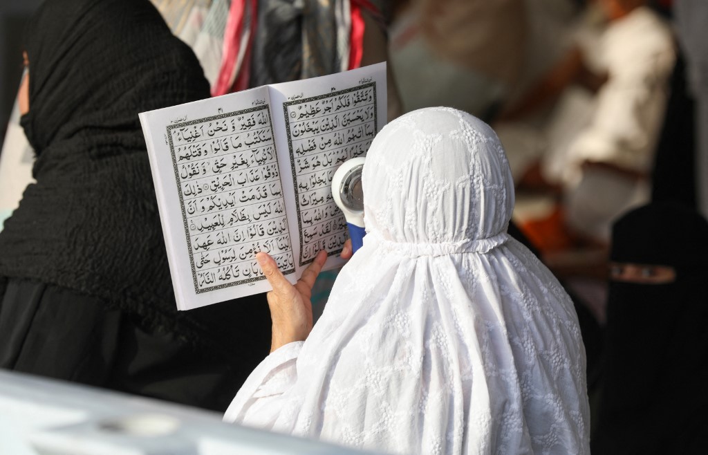 Seorang jemaah wanita membaca Al-Quran di Masjidil Haram, Mekah. - Gambar AFP