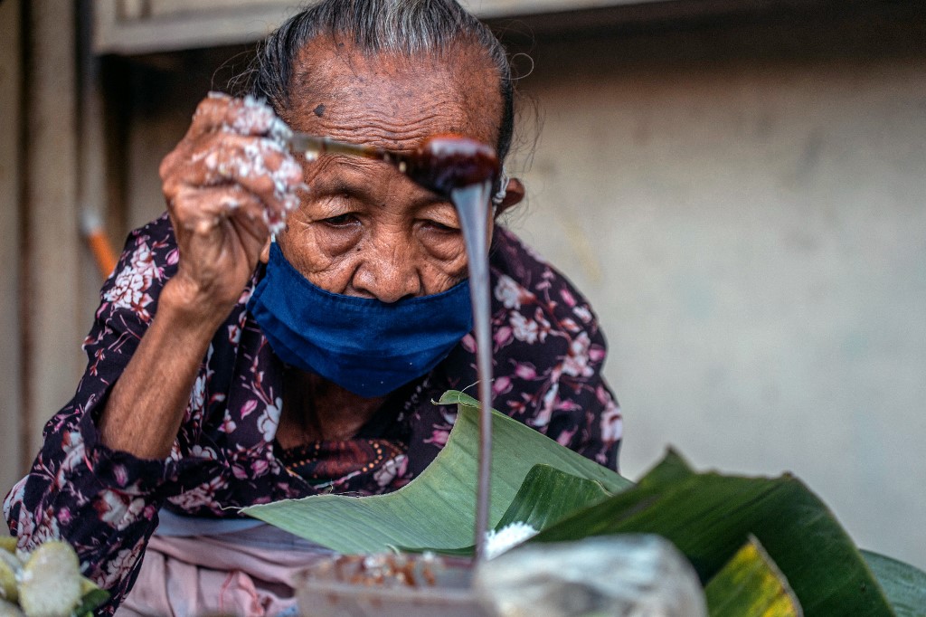 Rahsia resipi turun-temurun daripada ibunya ini ialah kayu api yang memberikan aroma memikat pada hidangan manis yang dijualnya - Gambar AFP