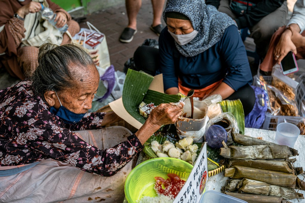 Gerai jualan Mbah Satinem tidak pernah sunyi daripada kunjungan pelanggan yang terpesona dengan setiap gerak-gerinya - Gambar AFP