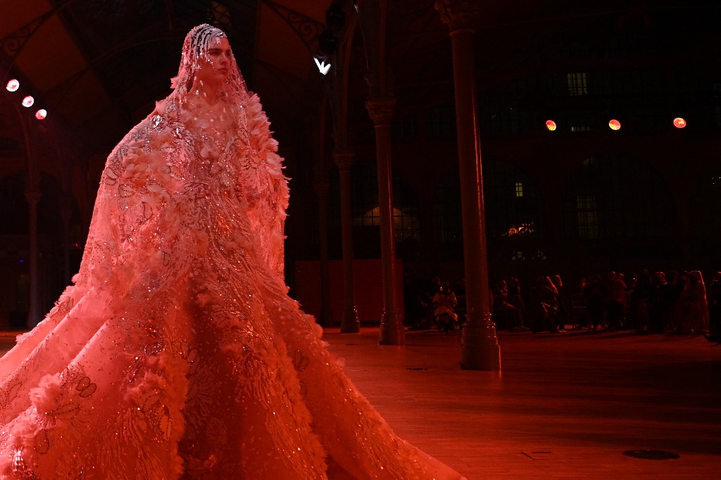 Pentas Elie Saab di pertunjukan fesyen Haute Couture Musim Bunga-Panas 2022 di Paris. Gambar: Christophe Archambault, AFP
