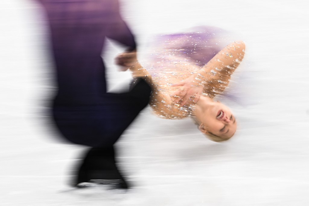 Pasangan Amerika Syarikat, Alexa Knierim dan Brandon Frazier bertanding pada acara luncur ais berpasangan di Sukan Olimpik Musim Sejuk 2022 di Beijing, China. - Gambar AFP