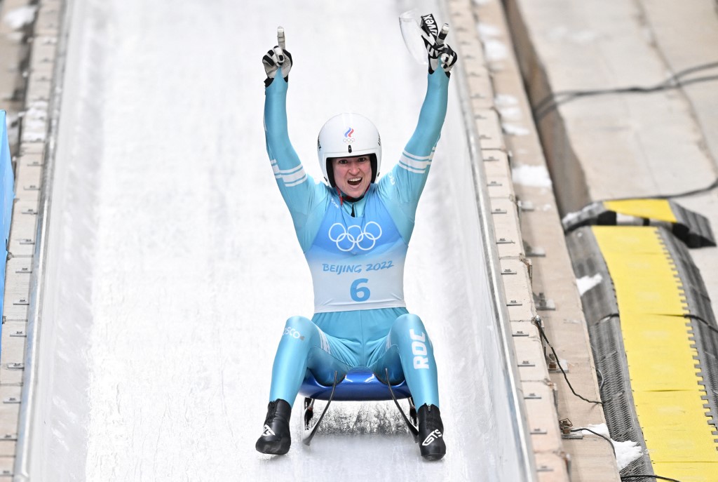 Tatyana Ivanova dari Rusia meraikan kejayaan memenangi pingat gangsa pada acara perseorangan 'luge' - Gambar AFP