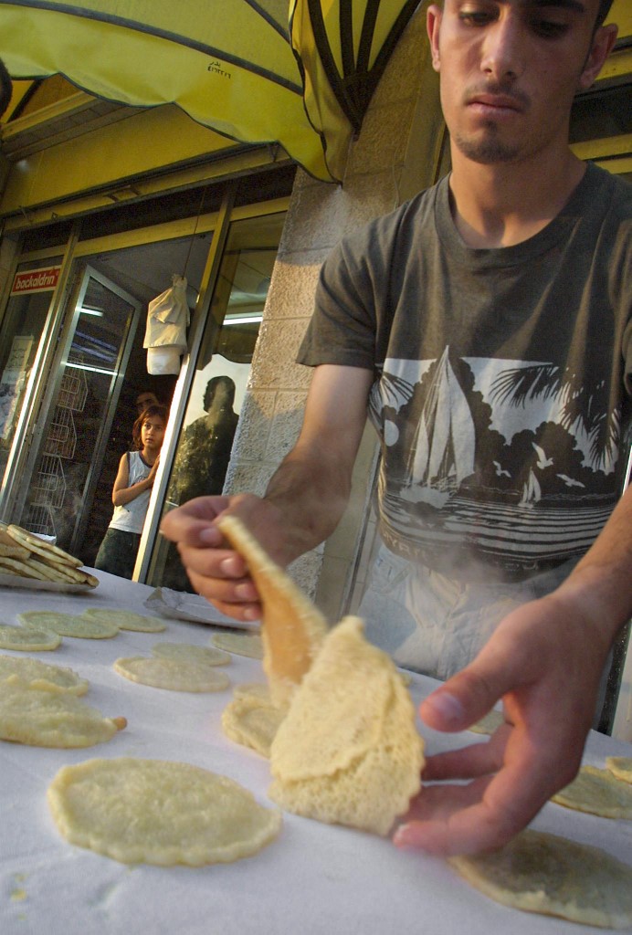 Pembuat 'qatayef' di Amman, Jordan.  Gambar: Leila Gorchev, AFP