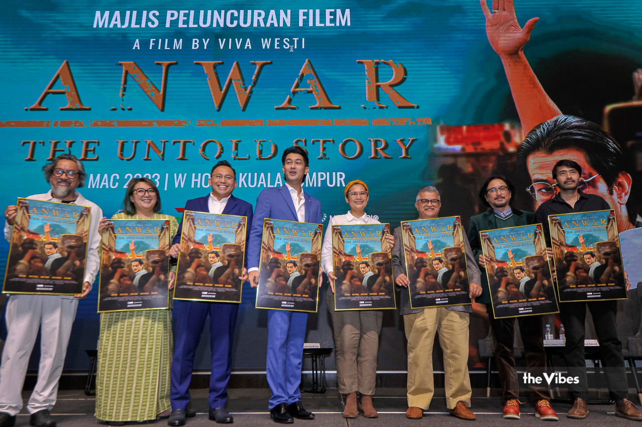 Viva (tengah) ketika menghadiri majlis pelancaran 'Anwar The Untold Story' baru-baru ini. - Gambar oleh Azim Rahman