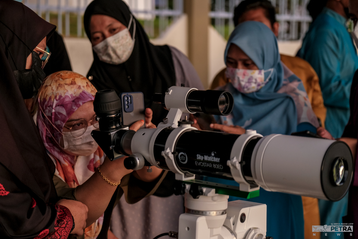 Orang ramai tidak melepaskan peluang untuk turut serta dalam proses penetapan anak bulan Ramadan di Baitu Hilal Bukit Jugra - Gambar Abdul Razak Latif