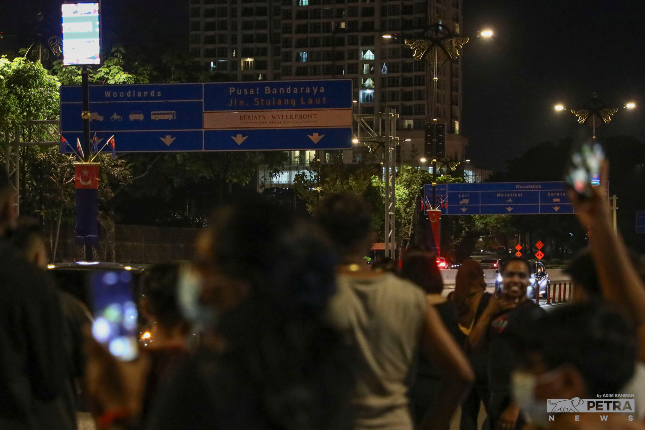 'Welcome back' dan 'selamat kembali ke Malaysia' antara yang dilaungkan mereka yang berkumpul berdekatan Tambak Johor.