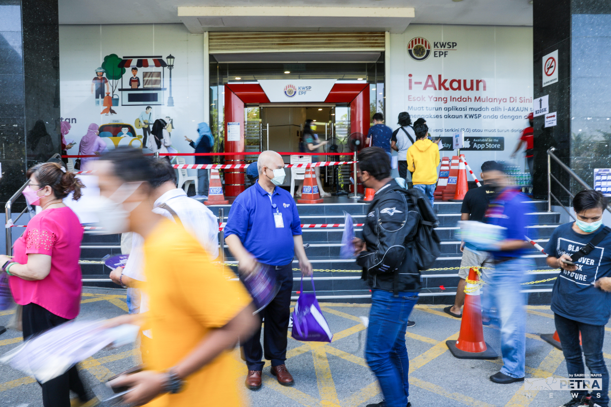 Orang ramai beratur untuk berurusan dengan pejabat KWSP.