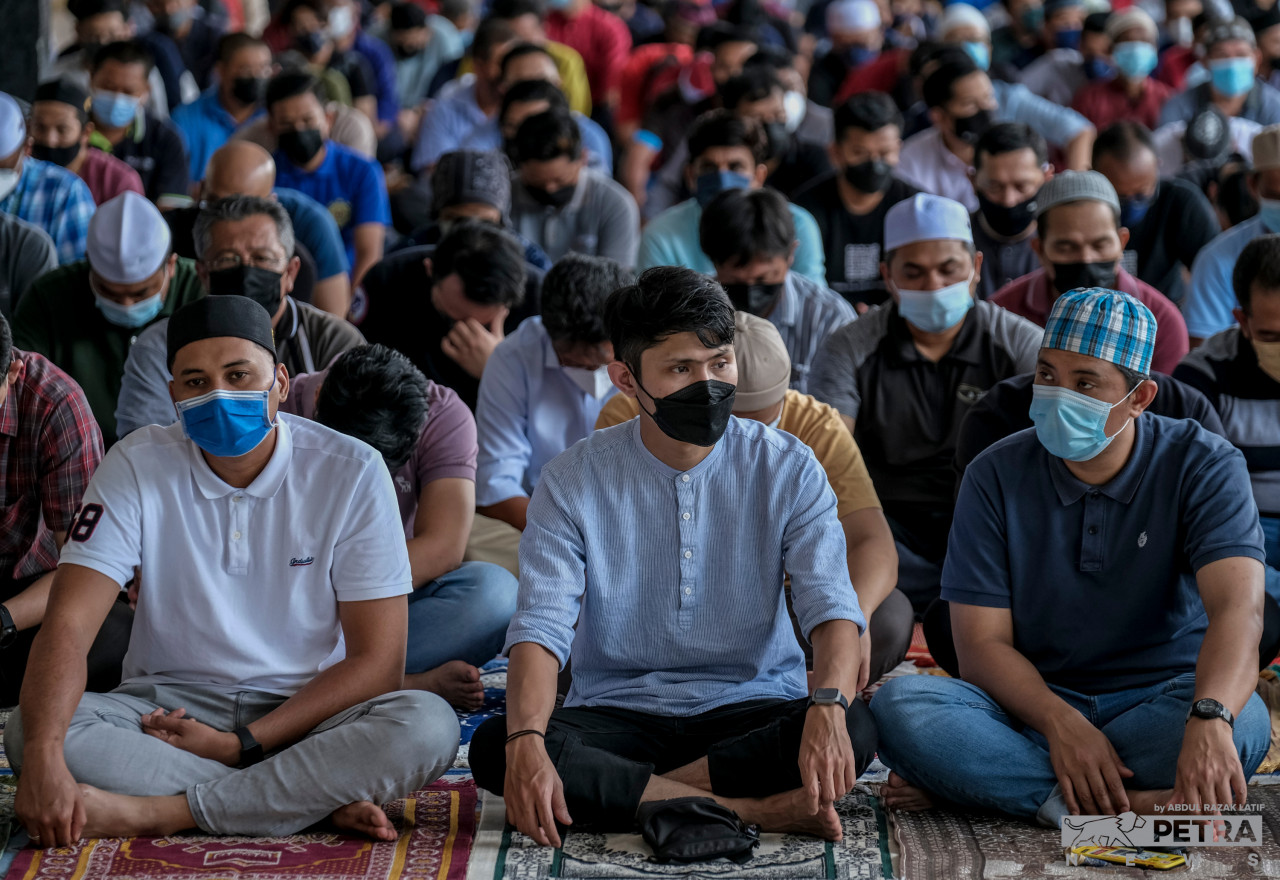 Jemaah mendengar kutbah Jumaat di Masjid Negara.