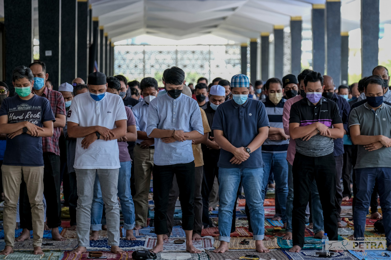 Solat berjemaah di masjid dan surau dibenarkan merapatkan saf seperti biasa mulai 1 April 2022.