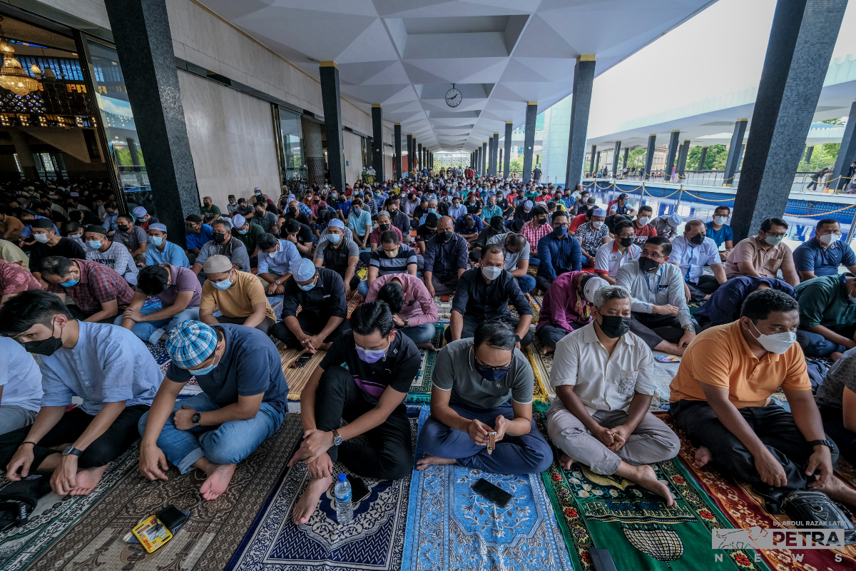 Meskipun solat berjemaah di masjid dan surau dibenarkan tanpa penjarakan fizikal namun SOP perlu dipatuhi.