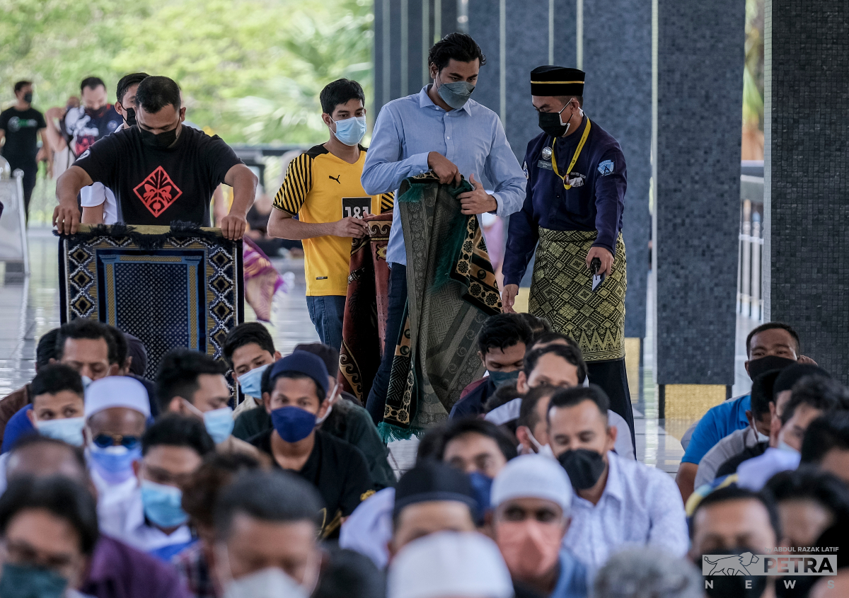 Membawa sejadah sendiri serta memakai pelitup muka adalah antara SOP yang ditetapkan.