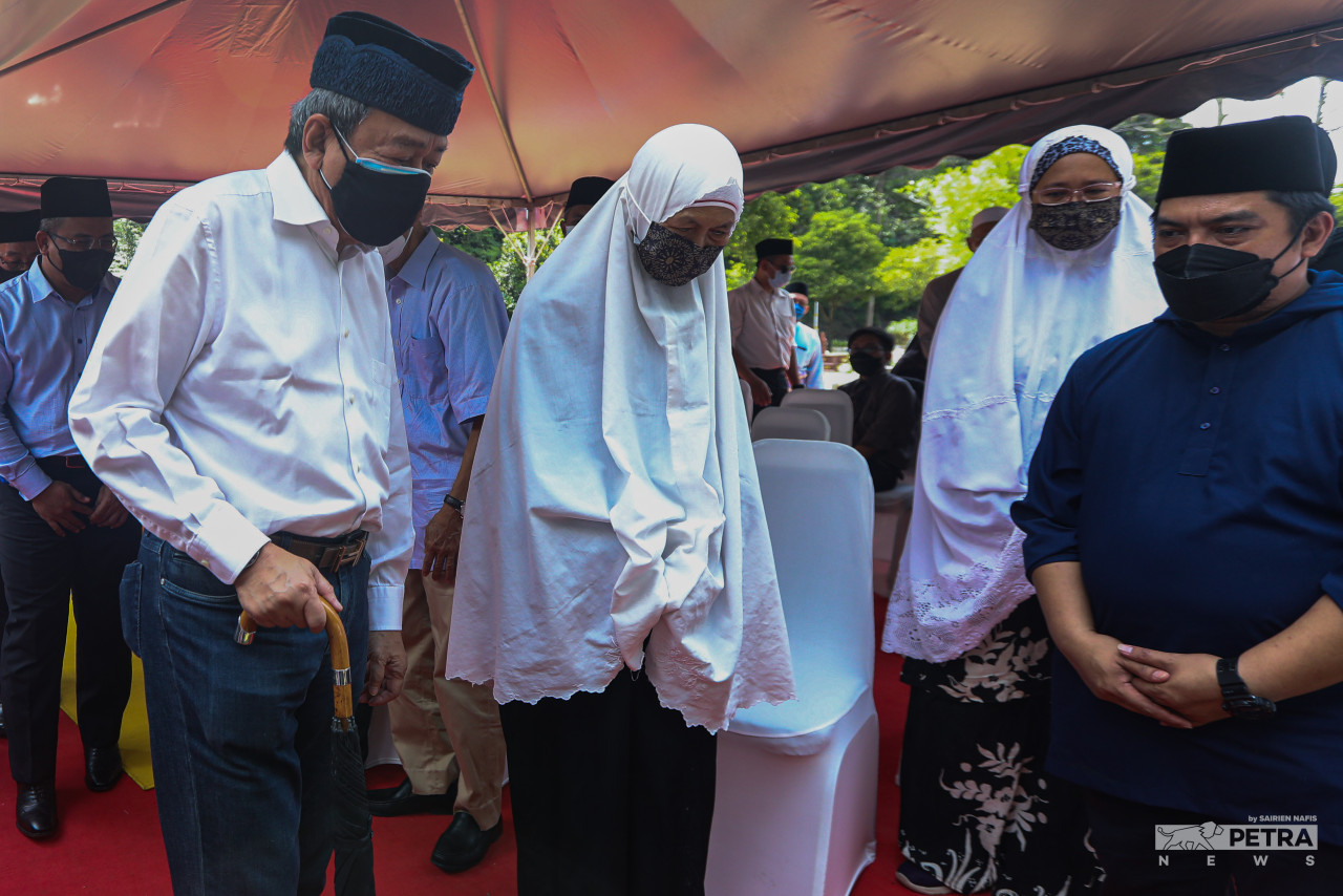 Sultan Sharafuddin Idris Shah bersama isteri Allahyarham, Salbiah Tunut - Gambar oleh Sairien Nafis