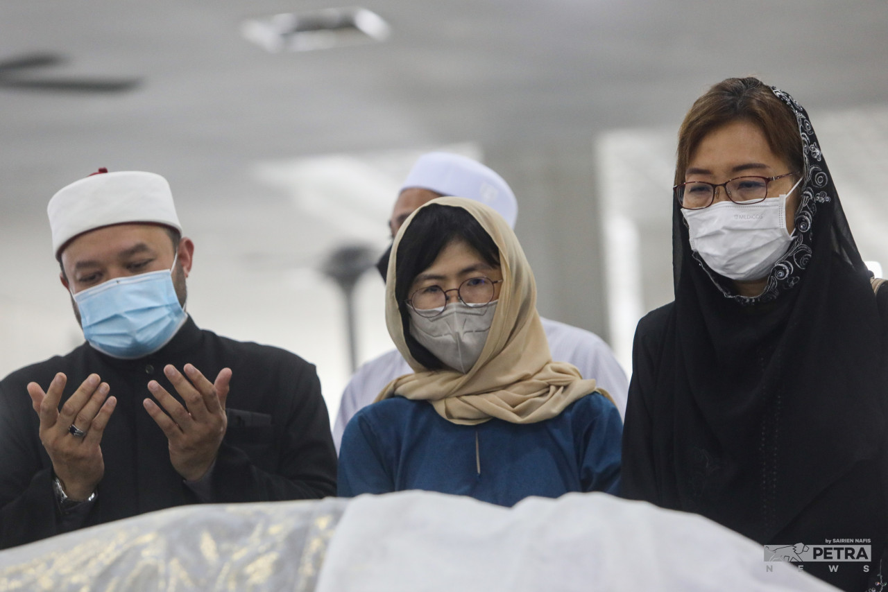 Teresa Kok hadir memberi penghormatan terakhir kepada jenazah Abdul Khalid Ibrahim - Gambar oleh Sairien Nafis