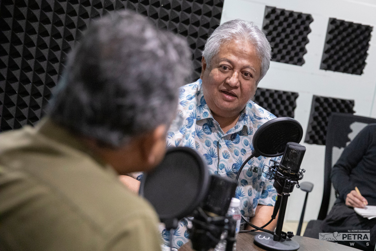 Zaid turut menyentuh mengenai kemerosotan sikap amanah institusi undang-undang negara itu akibat campur tangan politik