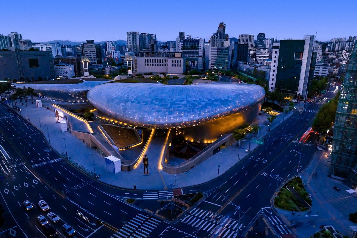 Betapa gahnya pemandangan dari luar Dongdaemun Design Plaza (DDP), Seoul Korea. - Gambar Airbnb