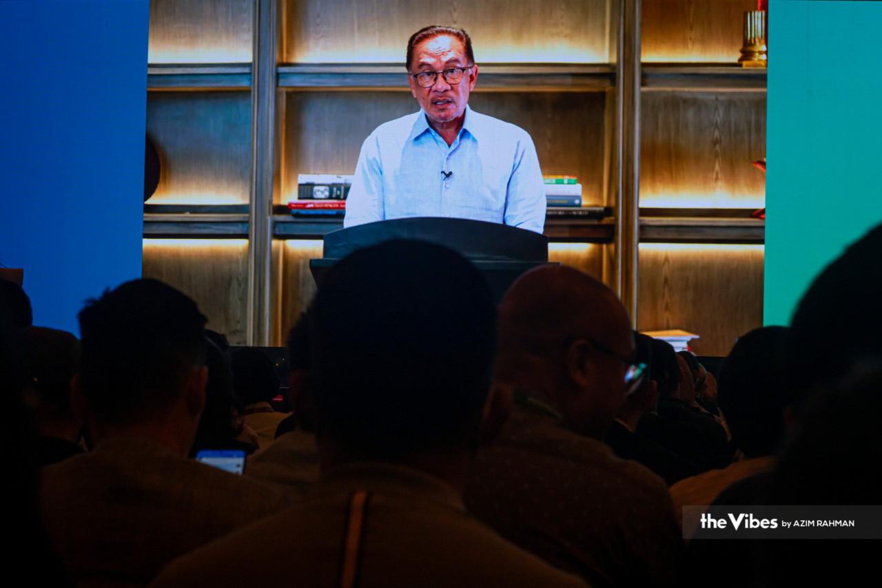 Anwar ketika menyampaikan ucapan menerusi rakaman video di majlis AWS Malaysia Cloud Day di sini hari ini.