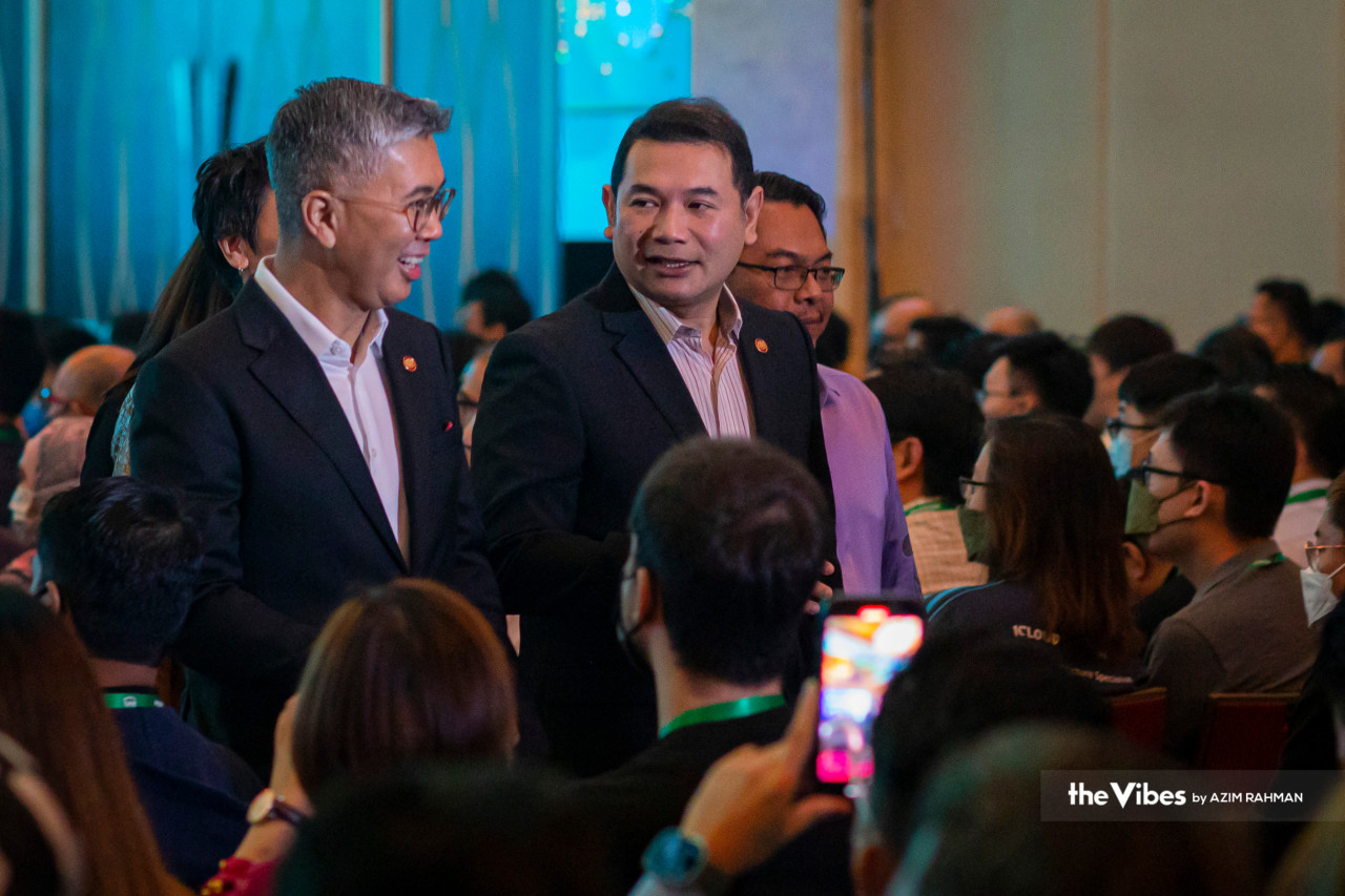 Tengku Zafrul Tengku Abdul Aziz (kiri) dan Rafizi Ramli turut hadir.