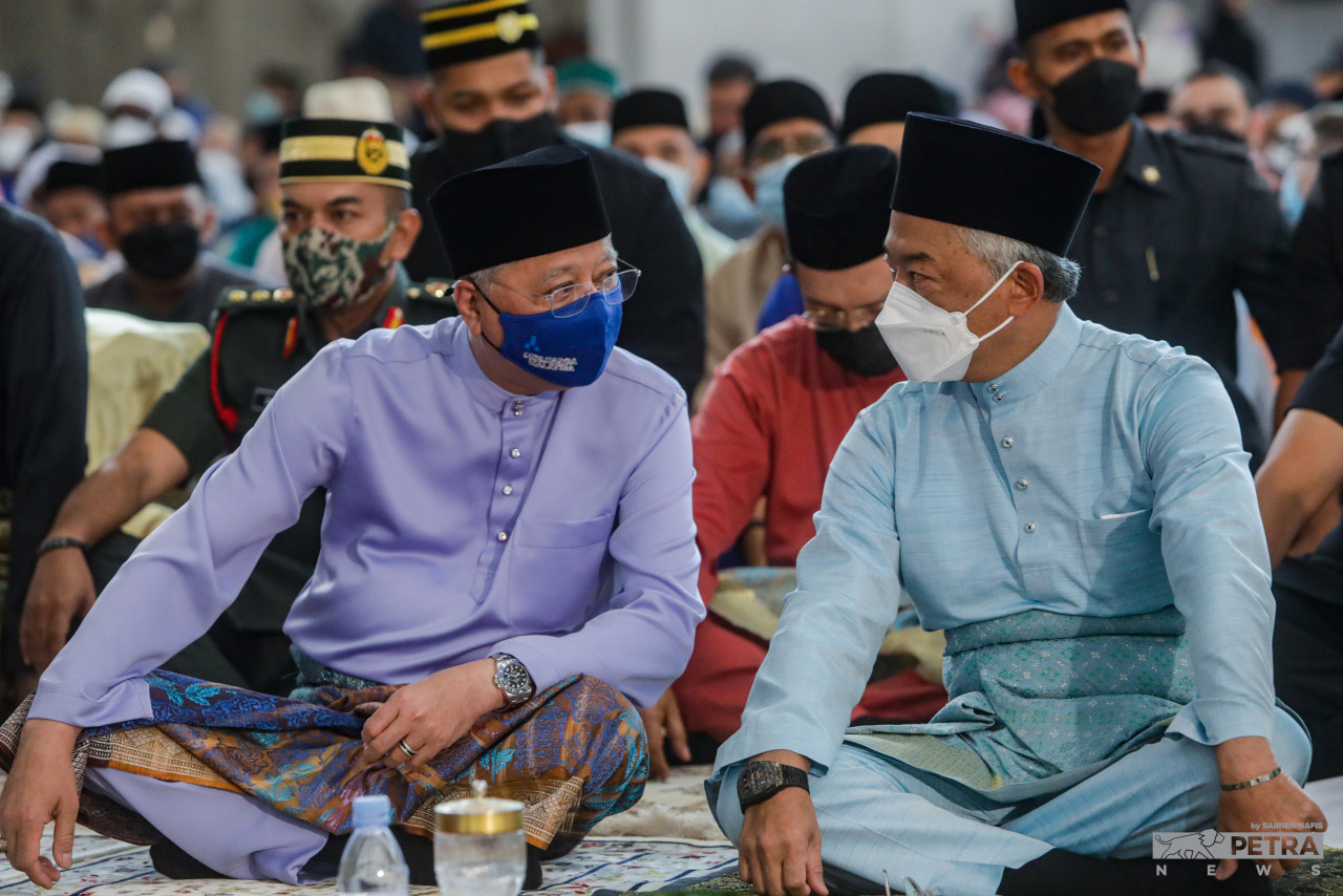  Yang di-Pertuan Agong, Al-Sultan Abdullah Ri'ayatuddin Al-Mustafa Billah Shah berbicara dengan Datuk Seri Ismail Sabri. 