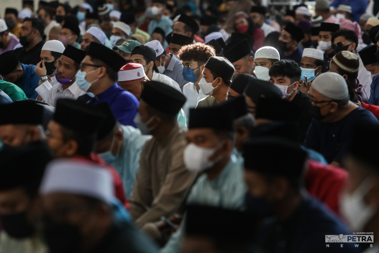 Solat sunat Aidilfitri ini dilaksanakan mengikut ketetapan baharu berhubung kelonggaran SOP di masjid serta surau di Wilayah-Wilayah Persekutuan. - Gambar oleh Sairien Nafis