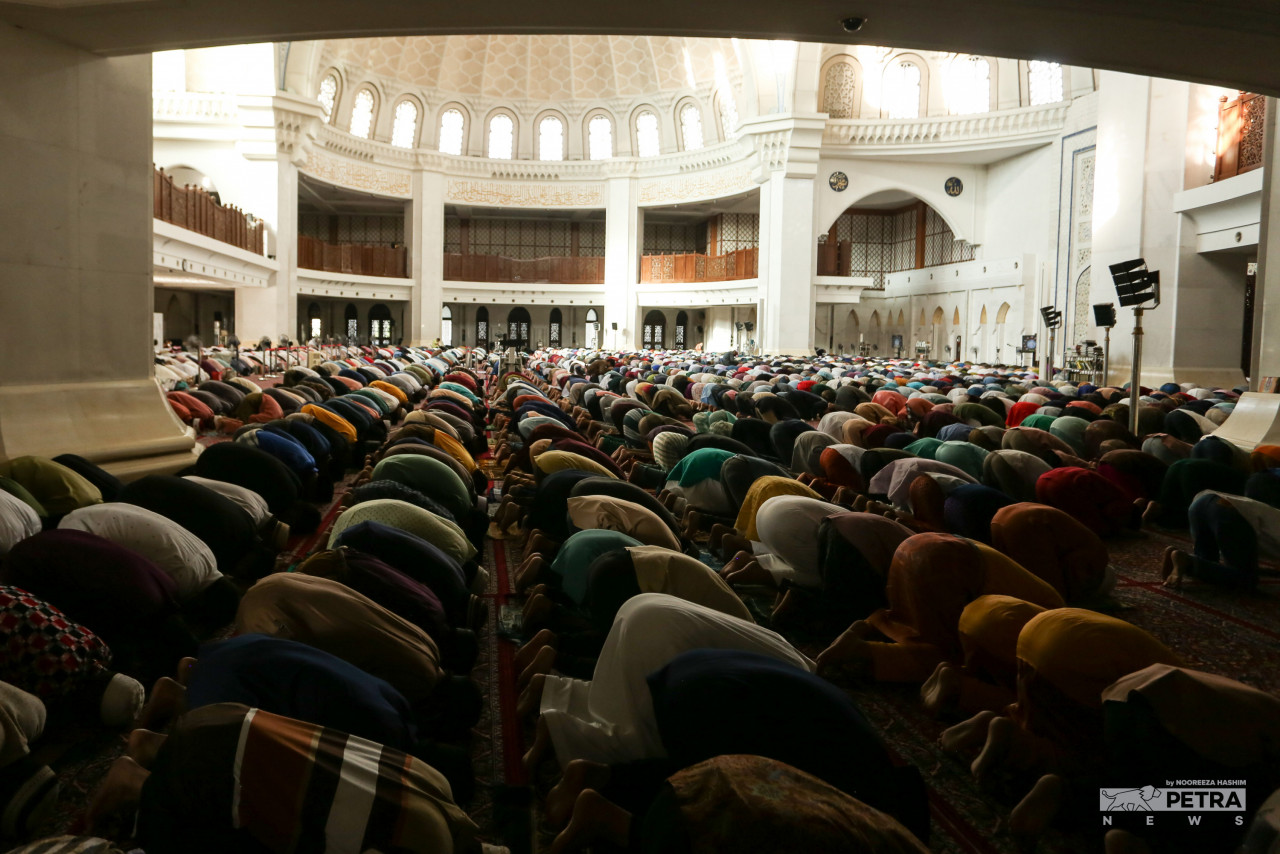 Golongan pertama adalah mereka yang mempunyai pegangan teguh dan yakin terhadap ajaran Islam. - Gambar fail