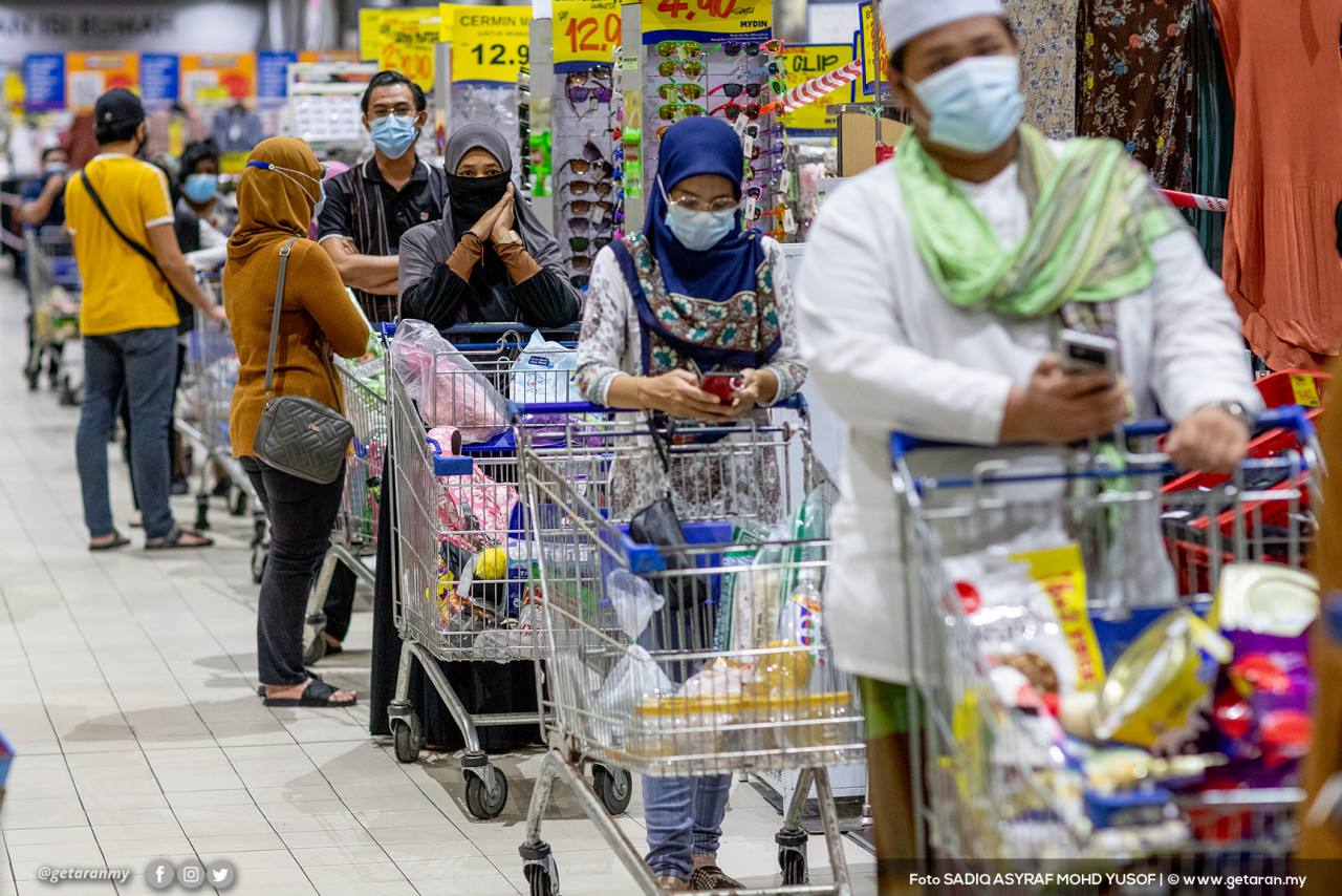 Orang ramai beratur untuk membuat pembayaran di kaunter.