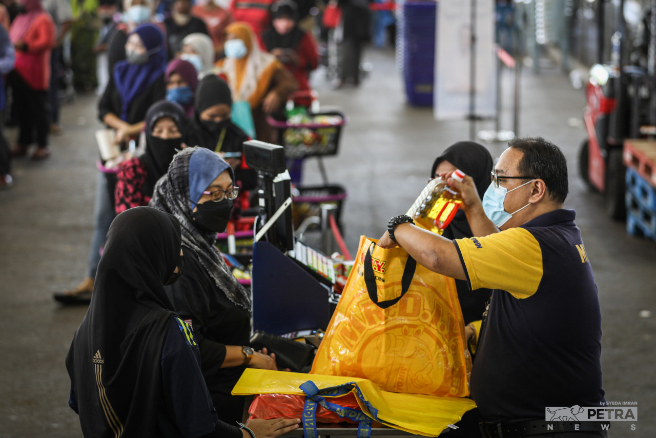 Suasana Jualan Amal Prihatin Rakyat dengan kerjasama Mydin di Dewan Terbuka Dataran Seri Angkasa - Gambar Syeda Imran