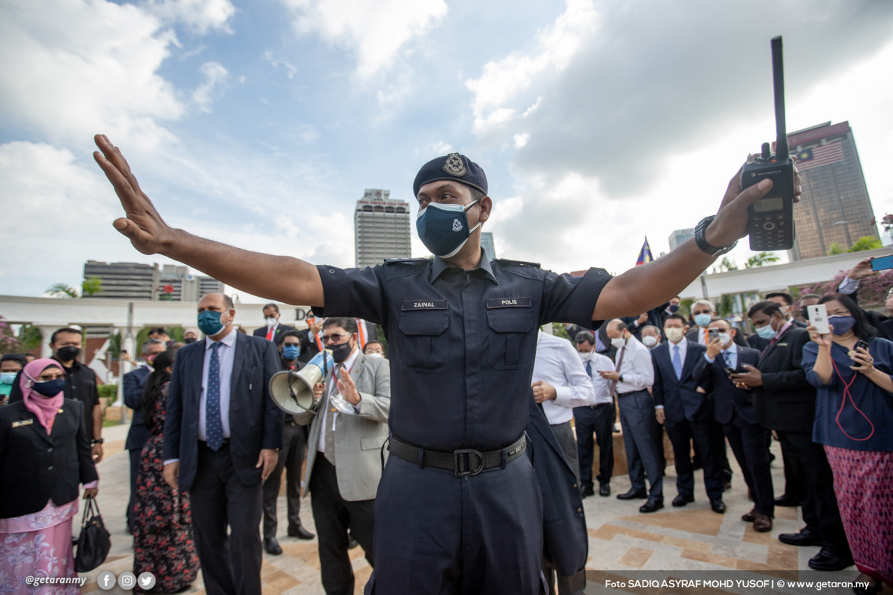 Seorang pegawai polis mengawal keadaan ketika Ahli Parlimen cuba berarak ke Parlimen.