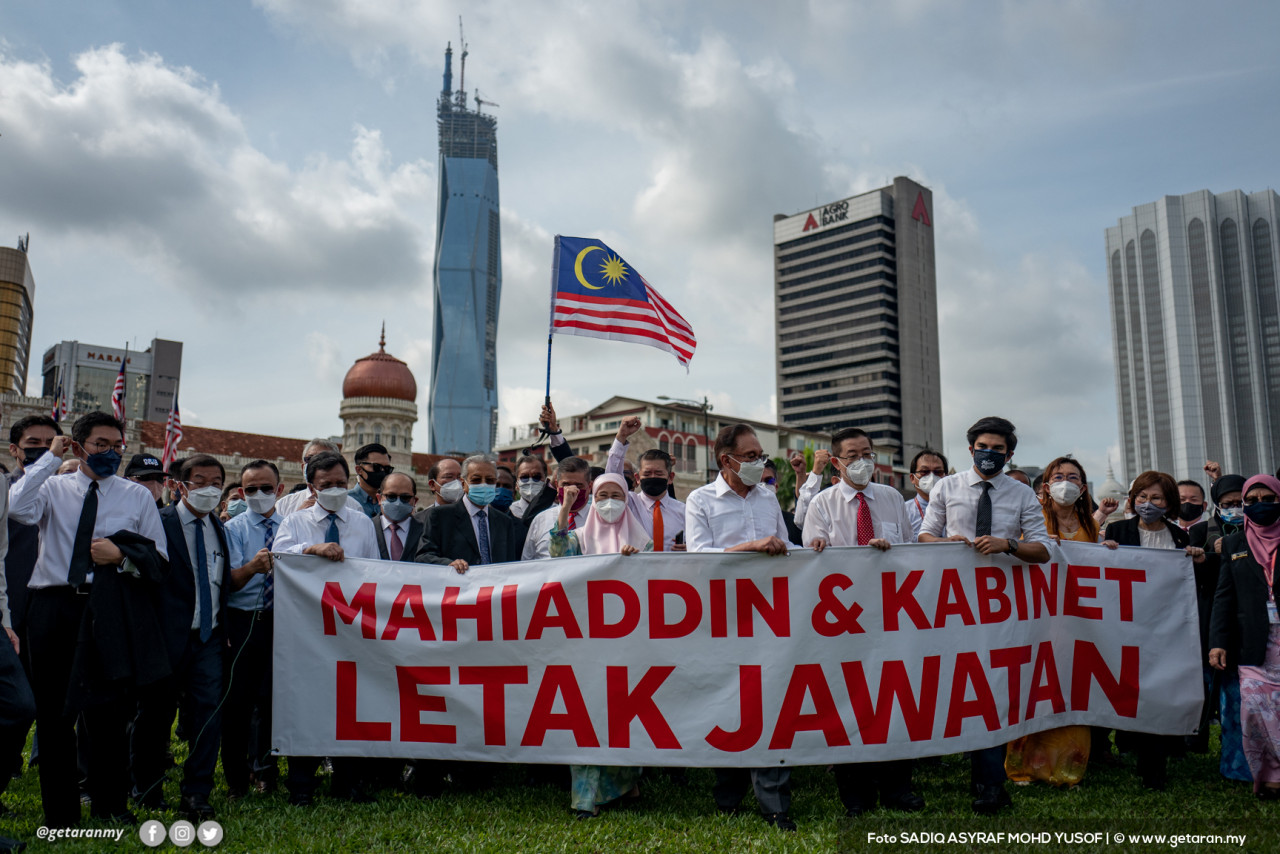 Ahli-ahli Parlimen pembangkang memegang kain rentang menggesa Perdana Menteri, Tan Sri Muhyiddin Yassin meletak jawatan.