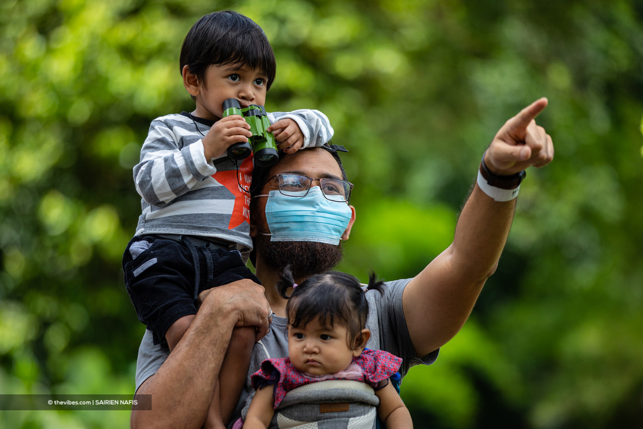 Kurangkanlah kebosanan anak-anak di dalam kenderaan dengan menyediakan permainan fizikal atau membuat pertandingan bercerita - Gambar Hiasan