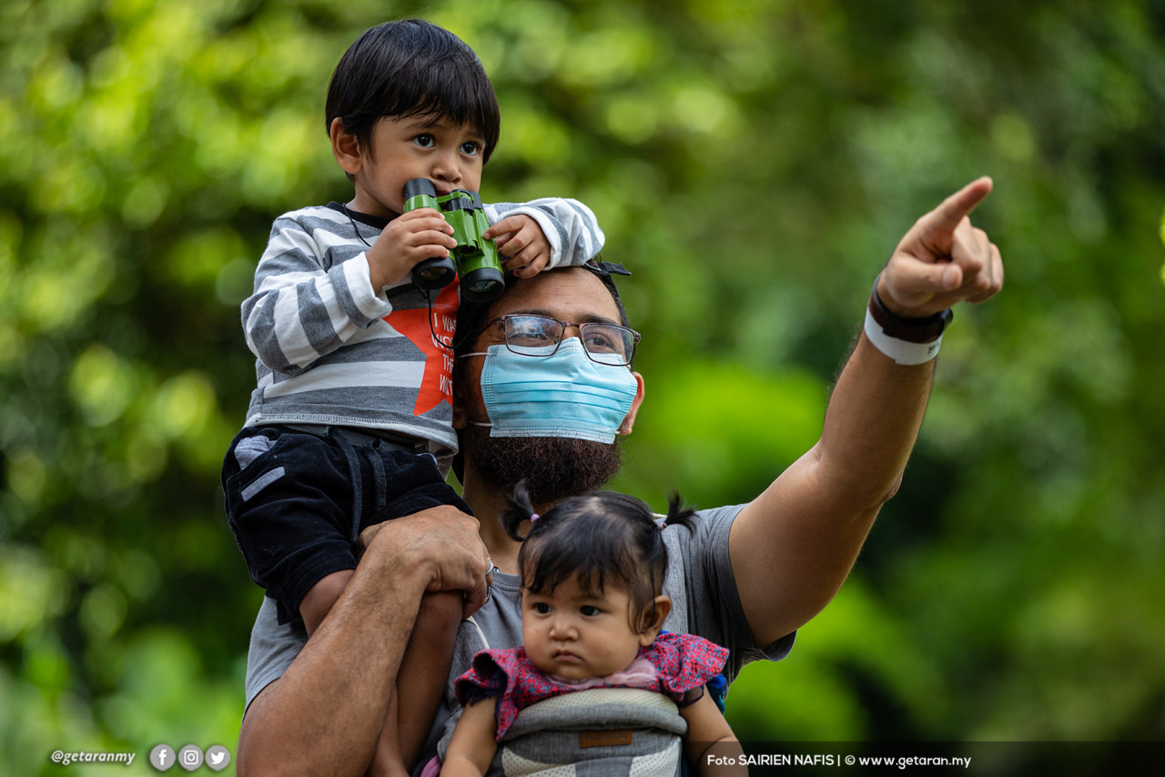 Kesempatan cuti hujung minggu digunakan oleh bapa ini untuk membawa anak-anaknya melawat Zoo Negara.