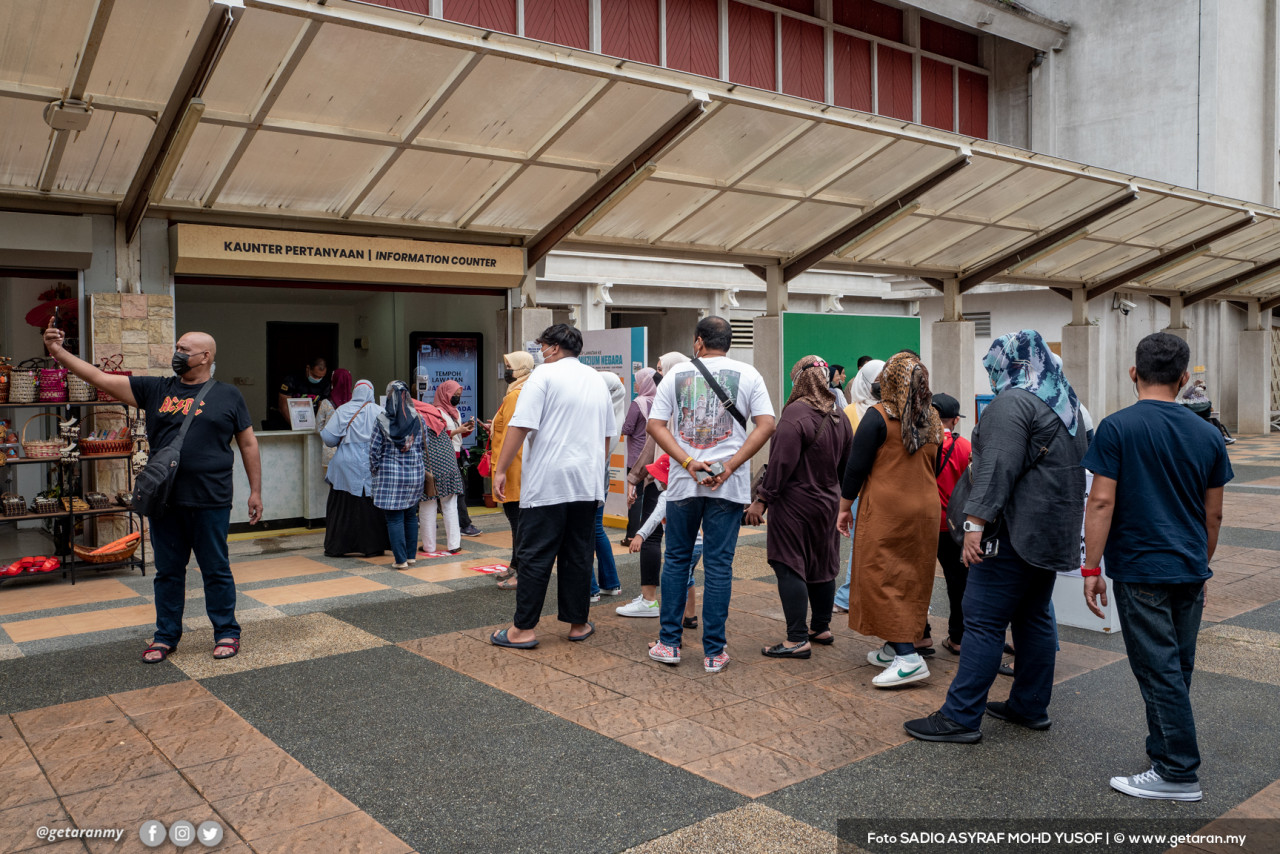 Orang ramai beratur untuk memasuki Muzium Negara selepas hampir setahun setengah ditutup akibat COVID-19.