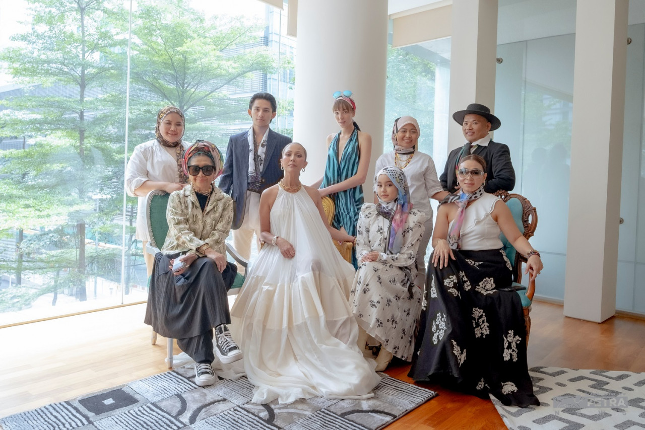 Ezurin Khyra bersama pasukan E For All - Gambar oleh Abdul Razak Latif