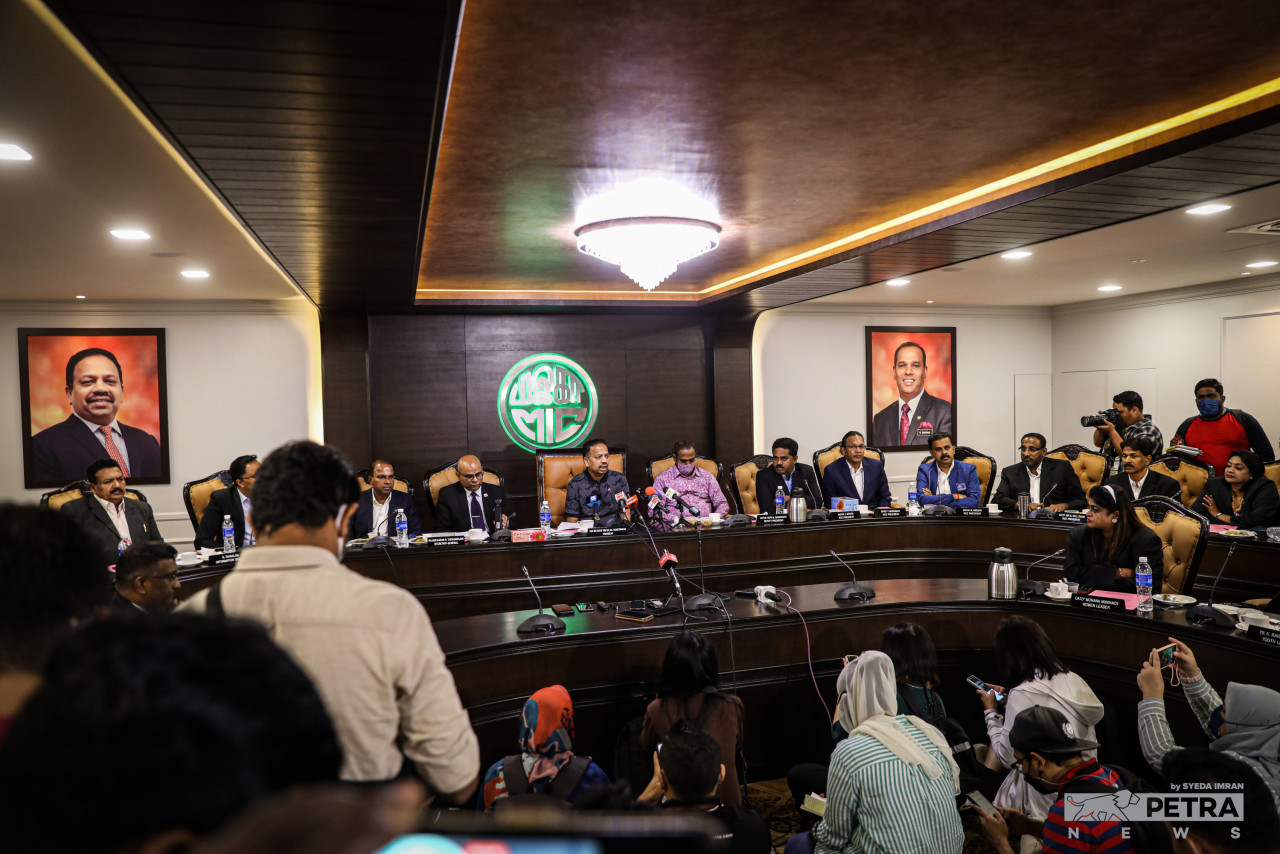 Vigneswaran ketika mempengerusikan mesyuarat tergempar untuk memutuskan pendirian MIC pada PRU-15. - Gambar Syeda imran
