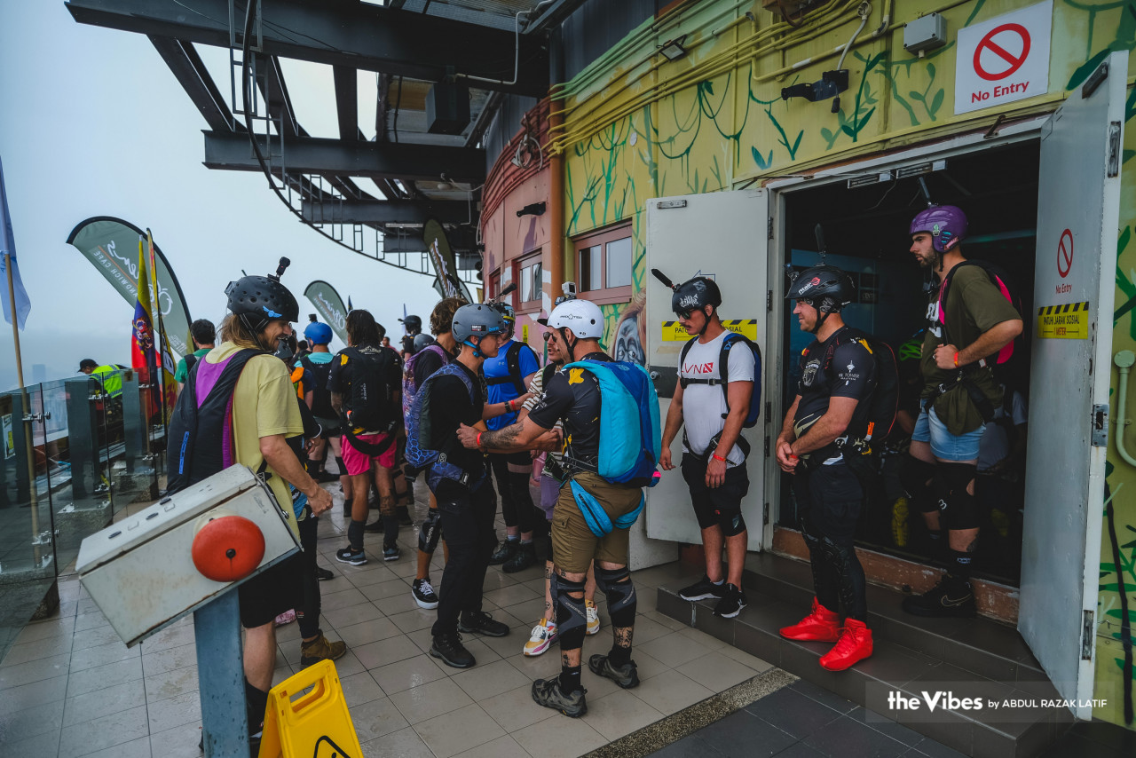  Penerjun bersiap-sedia sebelum melakukan terjunan dari Menara Kuala Lumpur.