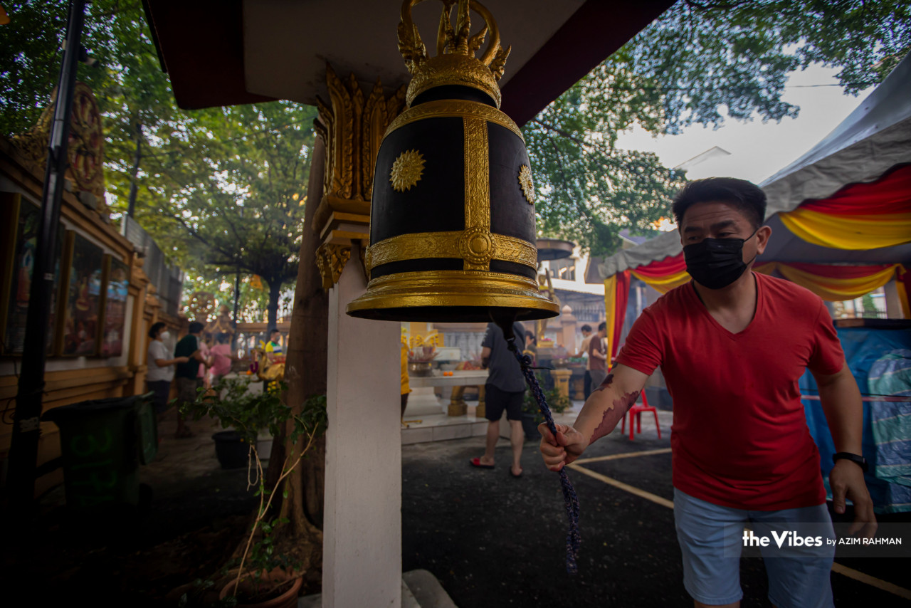 Salah seorang penganut agama Buddha menjalankan ritual untuk upacara sembahyang di Tokong Buddha Jayanti.