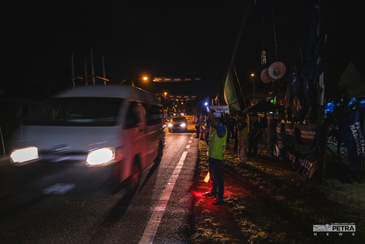 Jentera PN berkempen di tepi jalan di Tasek Gelugor. - Gambar oleh Abd Razak Latif