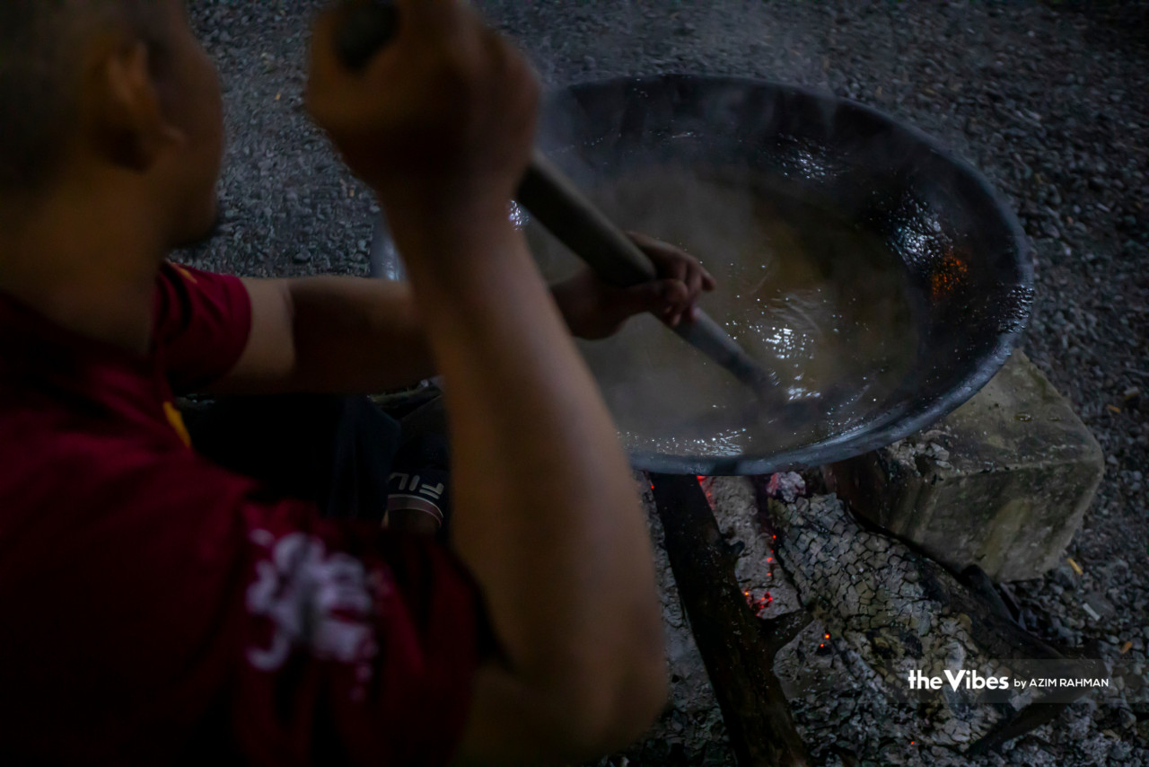 Bukan senang untuk mengacau dodol kerana ia memerlukan tenaga yang kuat namun sudah pasti ia tidak menjadi masalah memandangkan Aidilfitri hanya setahun sekali.