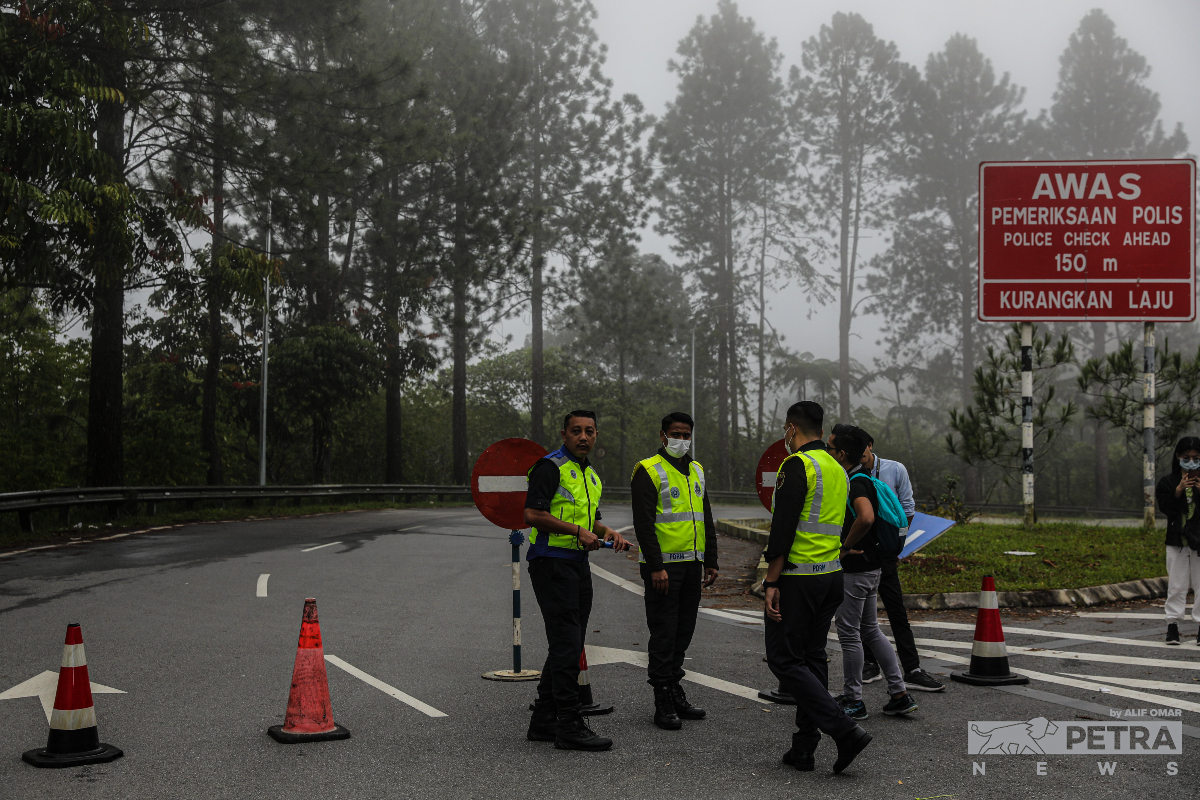 Jalan masuk ke lokasi kejadian tanah runtuh itu ditutup untuk kerja menyelamat dan keselamatan.