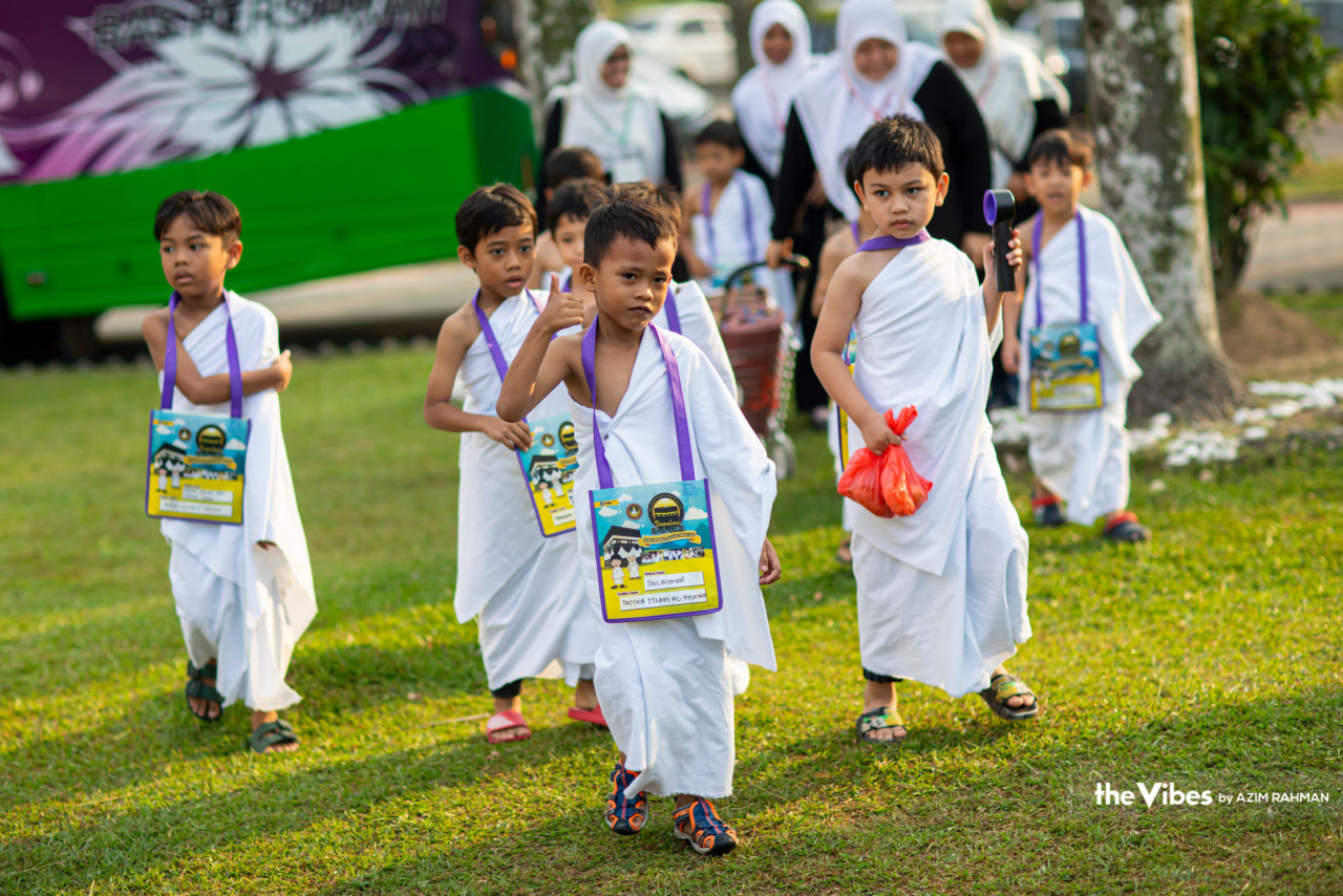 Kanak-kanak ini diberikan peluang memakai ihram, bagi membolehkan mereka merasai suasana menunaikan haji.