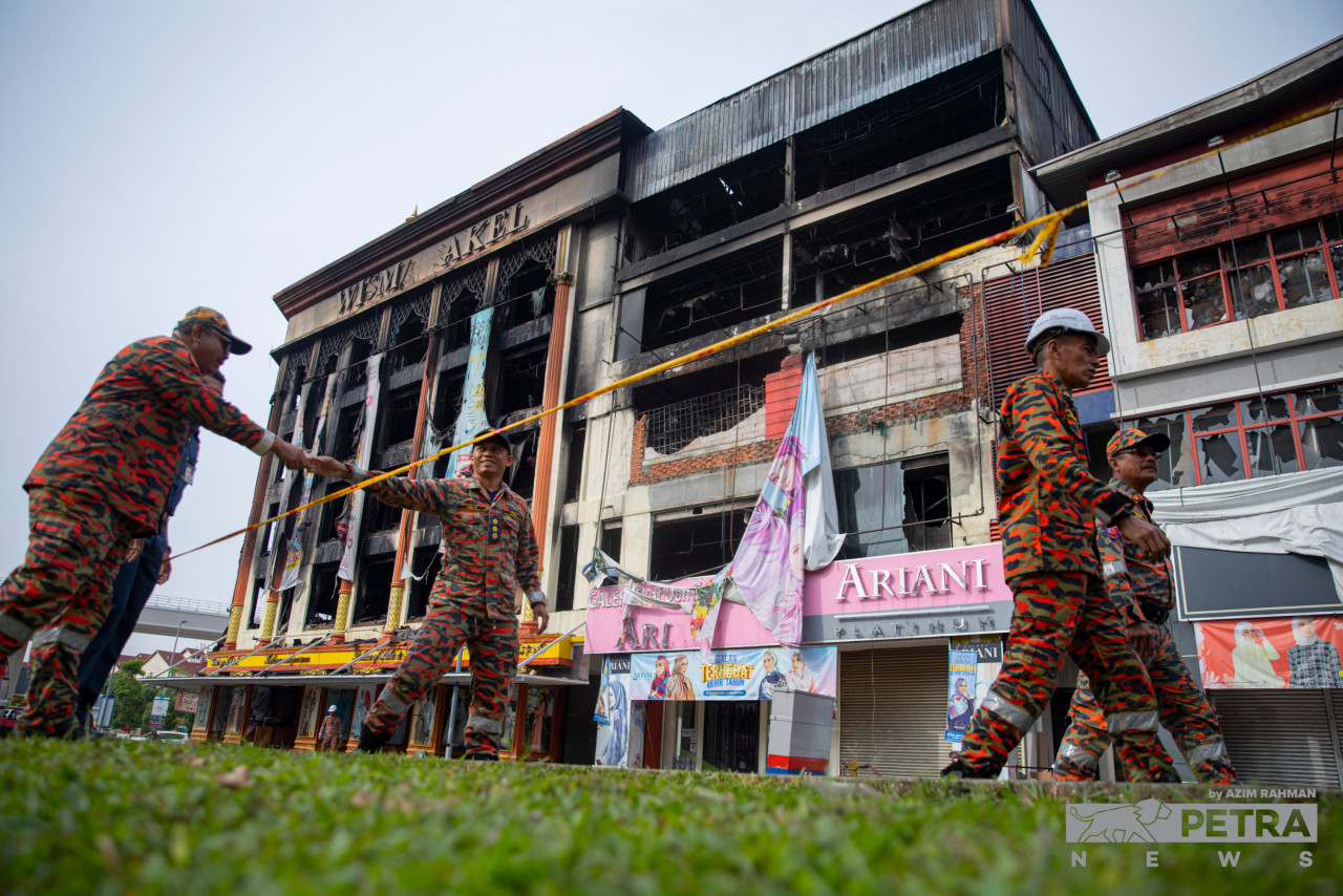 Norazam berkata pihaknya mula membuka Pusat Kawalan Hadapan (PKH) dengan menempatkan lebih 10 anggota sebagai langkah pemantauan dan berjaga-jaga sekiranya berlaku kebakaran berulang.